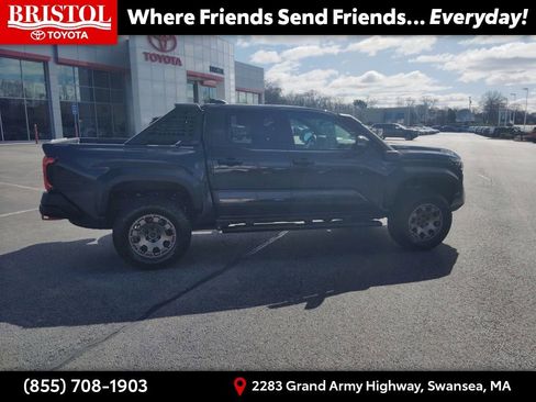 Used 2025 Toyota Tacoma Trailhunter image 8