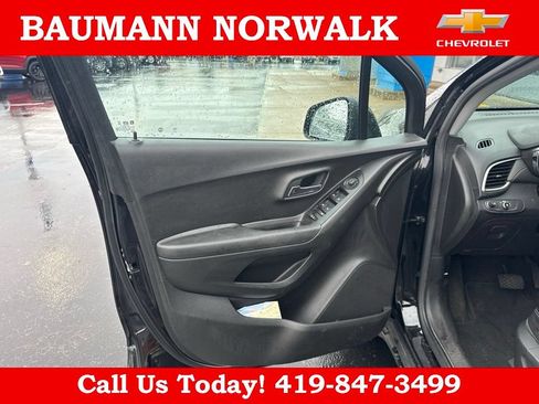 Used 2022 Chevrolet Trax LT w/ LT Convenience Package FWD image 19
