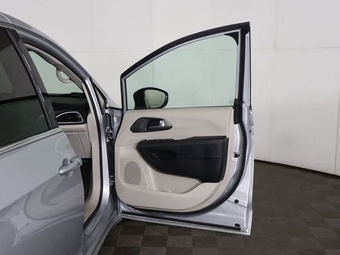 Used 2024 Chrysler Pacifica Touring-L image 19