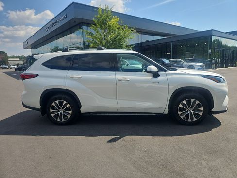 Used 2021 Toyota Highlander XLE AWD/4WD image 4