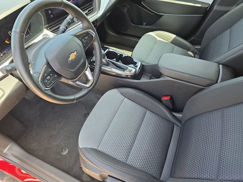 Used 2025 Chevrolet Trax LT w/ LT Convenience Package image 16