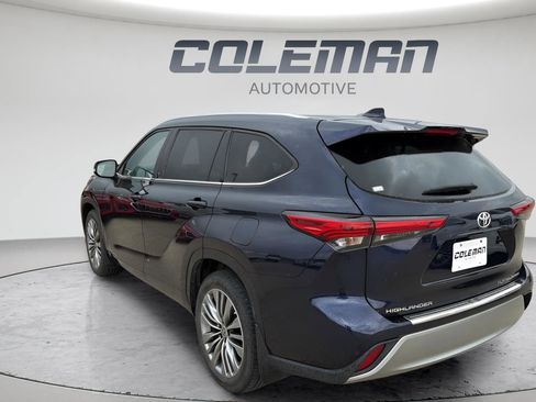 Used 2020 Toyota Highlander Platinum w/ Preferred Accessory Package AWD/4WD image 3