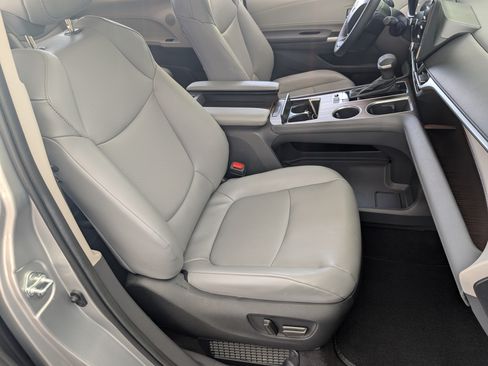 Used 2023 Toyota Sienna XLE FWD image 22