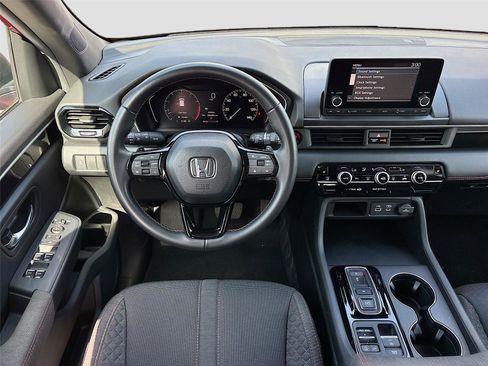 Certified 2025 Honda Pilot Sport image 25