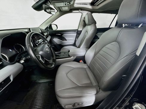 Used 2023 Toyota Highlander XLE AWD/4WD image 11