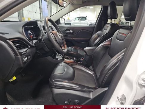 Used 2020 Jeep Cherokee Trailhawk image 12