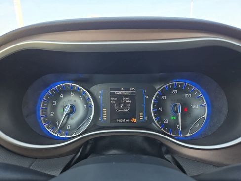 Used 2018 Chrysler Pacifica Touring-L image 30