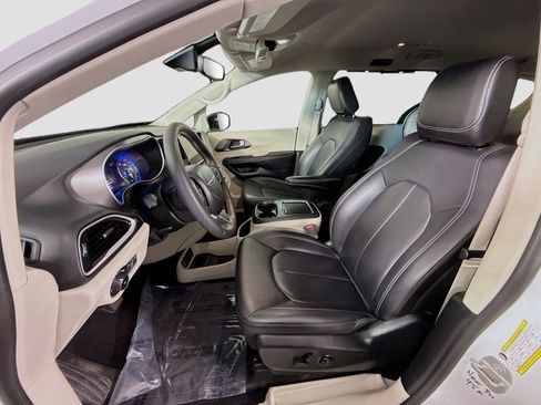 Used 2024 Chrysler Pacifica Touring-L FWD image 22