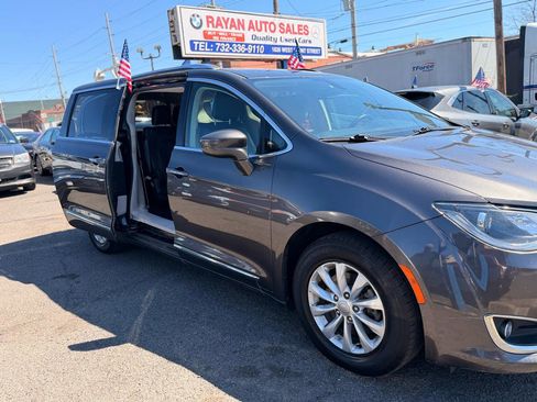 Used 2019 Chrysler Pacifica Touring-L image 27