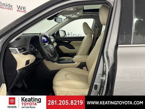 Used 2025 Toyota Highlander XLE AWD/4WD image 14