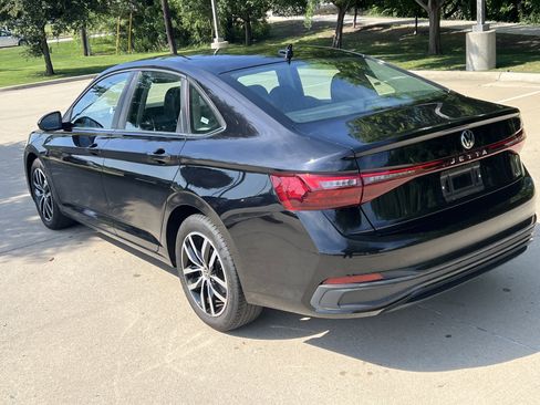 Used 2025 Volkswagen Jetta SE FWD image 8