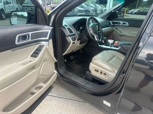 Used 2015 Ford Explorer XLT w/ Equipment Group 202B FWD image 32