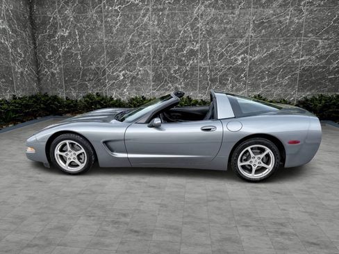 Used 2004 Chevrolet Corvette Coupe w/ Preferred Equipment Group RWD image 10