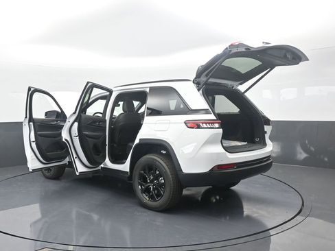 Used 2025 Jeep Grand Cherokee Altitude image 69