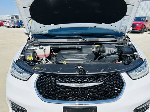 Used 2023 Chrysler Pacifica Touring-L w/ Uconnect Theater Family Group image 48