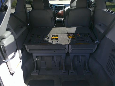 Used 2014 Toyota Sienna XLE image 33