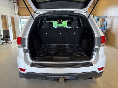 Used 2018 Jeep Grand Cherokee Laredo AWD/4WD image 22