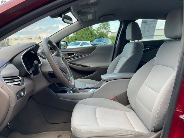 Used 2017 Chevrolet Malibu LT FWD image 2