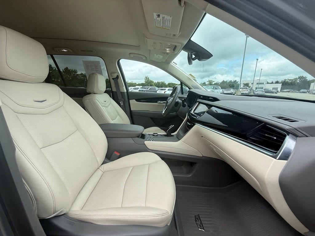 Certified 2024 Cadillac XT6 Premium Luxury w/ LPO, Floor Liner Package AWD/4WD image 33