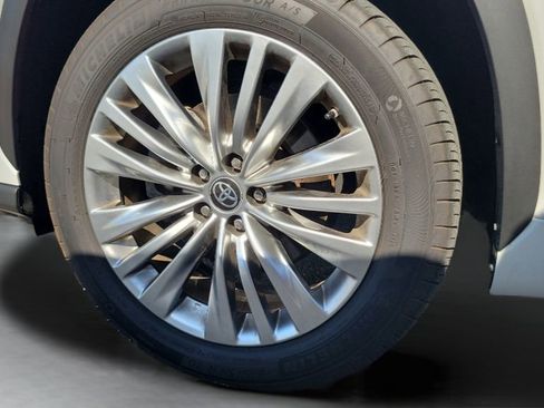 Used 2023 Toyota Highlander Platinum FWD image 4