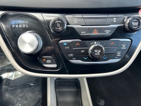 Used 2022 Chrysler Voyager LX image 31