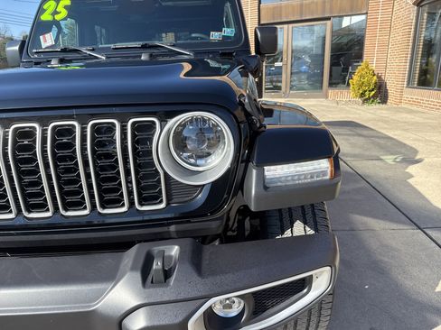 Used 2025 Jeep Wrangler Unlimited Sahara AWD/4WD image 10
