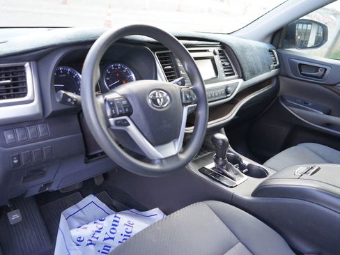 Used 2019 Toyota Highlander FWD V6 image 9