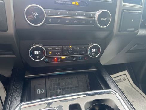 Used 2020 Ford Expedition XLT w/ Equipment Group 202A AWD/4WD image 18
