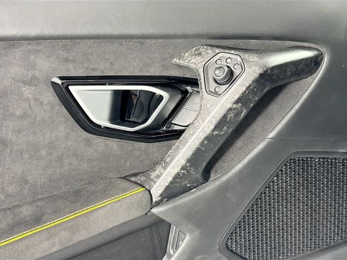 Used 2020 Lamborghini Huracan EVO image 18