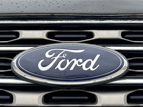Used 2016 Ford Explorer FWD image 2