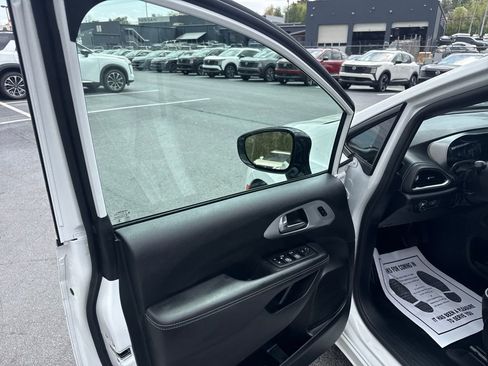 Used 2025 Chrysler Pacifica Limited FWD image 10