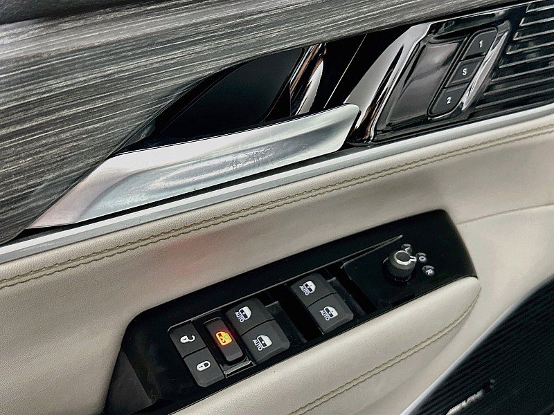 Used 2024 Jeep Wagoneer L Series III w/ Flexible Seating Group AWD/4WD image 19