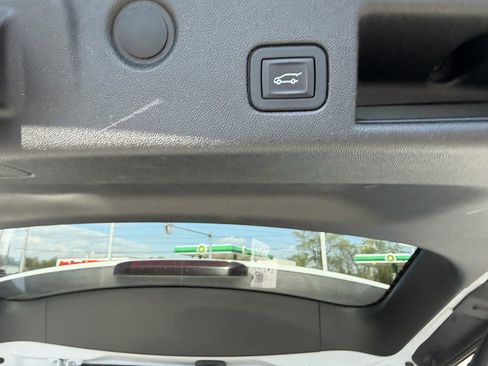 Used 2018 Chevrolet Equinox LT FWD image 10
