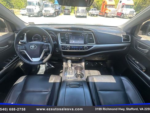 Used 2019 Toyota Highlander XLE AWD/4WD image 24