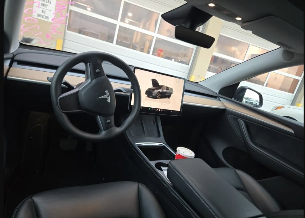 Used 2024 Tesla Model Y Long Range RWD image 3