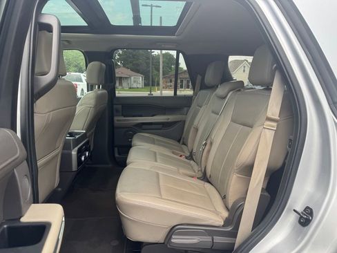 Used 2018 Ford Expedition XLT w/ Equipment Group 202A AWD/4WD image 21