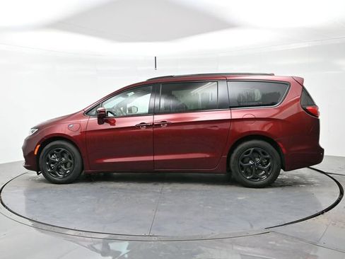 Used 2021 Chrysler Pacifica Limited w/ Uconnect Theater Family Group image 4