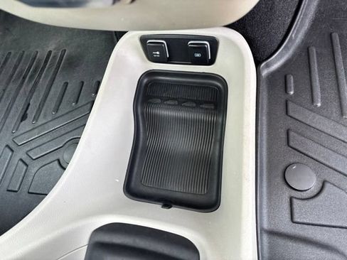 Used 2018 Chrysler Pacifica Touring-L FWD image 23