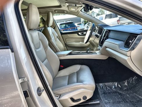 Used 2024 Volvo XC60 B5 Plus image 13