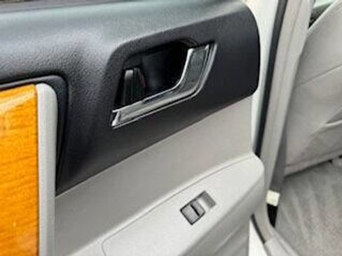 Used 2010 Toyota Highlander Limited image 19