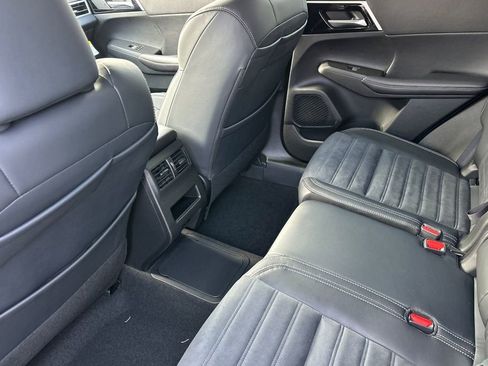 New 2025 Mitsubishi Outlander SE image 13