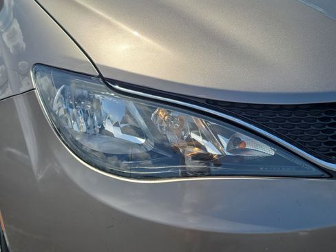Used 2017 Chrysler Pacifica Touring FWD image 7