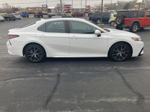 Used 2022 Toyota Camry SE image 2