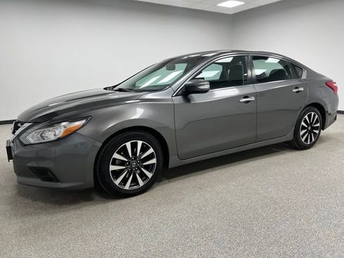 Used 2017 Nissan Altima 2.5 SL w/ Moonroof Package FWD image 6