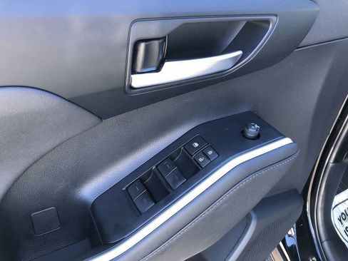 Used 2023 Toyota Highlander XLE AWD/4WD image 14