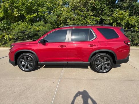 Used 2025 Honda Pilot Sport image 2