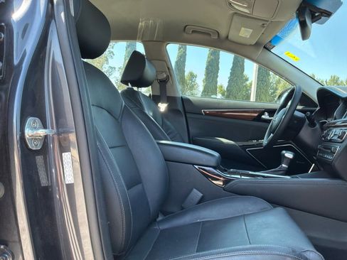 Used 2017 Kia Cadenza Premium w/ Luxury Package FWD image 19