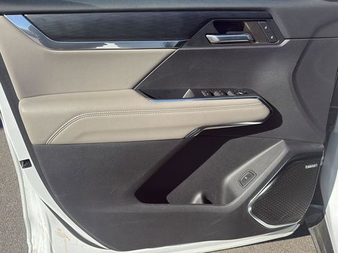 Used 2024 GMC Acadia Elevation image 9