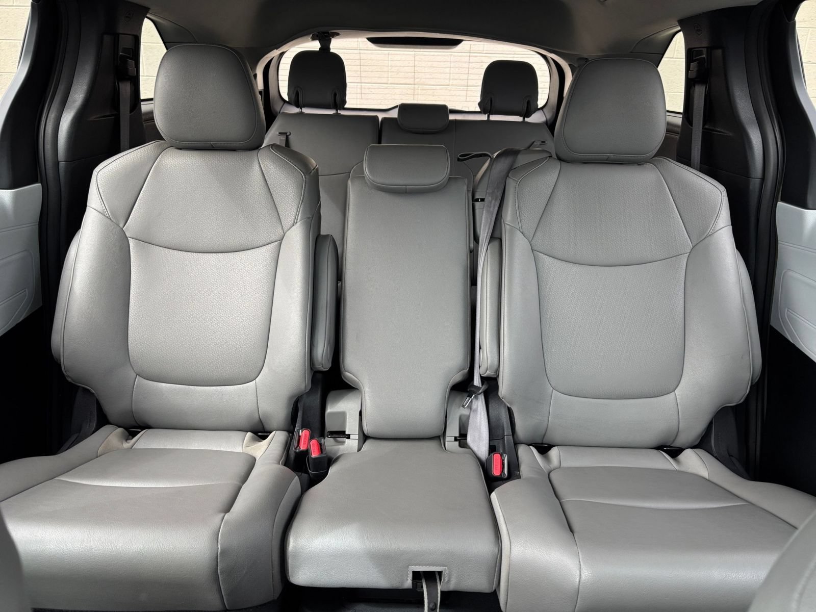 Used 2025 Toyota Sienna XLE FWD image 41