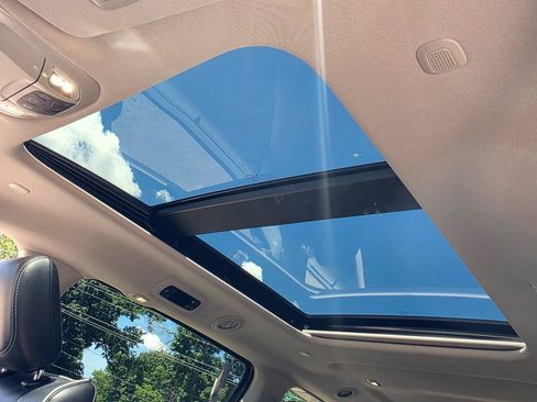 Used 2023 Chrysler Pacifica Limited FWD image 3